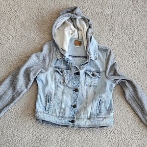 Junior Womans American Eagle Hooded Jean Jacket. Size Large. Distressed.